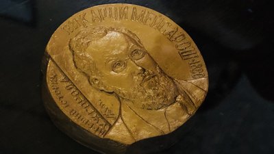 Портрети, рукописи та інші речі: в Ужгороді представили виставку до ювілею історика Кароя Мейсароша