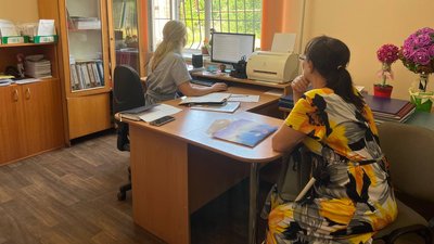 Прибирають територію та накривають дахи: жителі Вільного на Криворіжжі долають наслідки атаки РФ