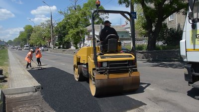 Через обстріли з боку військ РФ у Миколаєві пошкоджені дороги. Комунальники відновлюють покриття