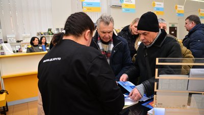 "Воїни світла. Воїни добра": у Черкасах погасили марку, присвячену комунальникам — фоторепортаж "Воїни світла. Воїни добра": у Черкасах погасили марку, присвячену комунальникам — фоторепортаж