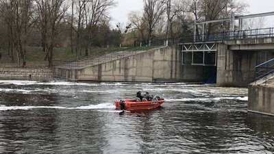 У Полтаві продовжують пошуки чоловіка з човна, який перекинувся У Полтаві продовжують пошуки чоловіка з човна, який перекинувся