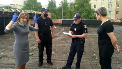 Затулило вікна. На будівництво у Луцьку викликали поліцію Затулило вікна. На будівництво у Луцьку викликали поліцію