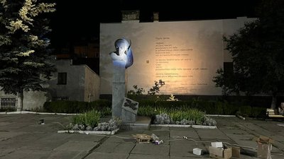 У Чернівцях тимчасово демонтували пам'ятник Паулю Целану: яка причина