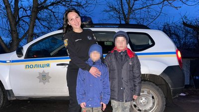 На Одещині знайшли двох хлопчиків, які босоніж пробігли 10 кілометрів На Одещині знайшли двох хлопчиків, які босоніж пробігли 10 кілометрів