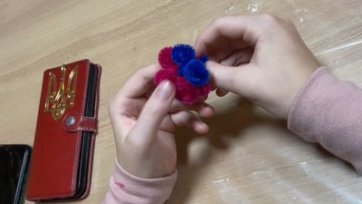 Спілкуються та роблять прикраси. Діти, які лишаються у Херсоні, проводять дозвілля в арт хабі в укритті Спілкуються та роблять прикраси. Діти, які лишаються у Херсоні, проводять дозвілля в арт хабі в укритті