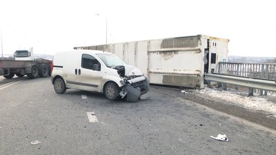 ДТП під Вінницею: вантаж із причепа фури злетів на легковий автомобіль