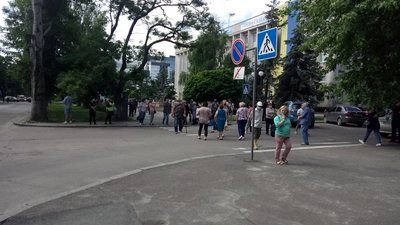 Перекрили дорогу, щоб запрацювали ліфти. Жителі Херсона провели акцію протесту