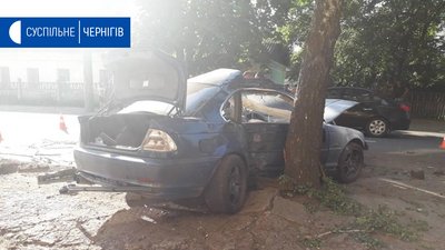 ДТП на Толстого: у Чернігові зіштовхнулися BMW та маршрутка. Фото