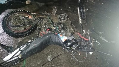 На Тячівщині мотоцикл в'їхав у припарковане авто. Загинули двоє людей