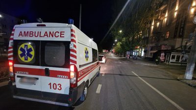 Карета "швидкої" на місці ДТП. Миколаїв, 23 серпня 2025 року