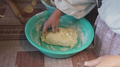 На Вінниччині усім селом у Чистий четвер випікають паски у глиняній печі На Вінниччині усім селом у Чистий четвер випікають паски у глиняній печі