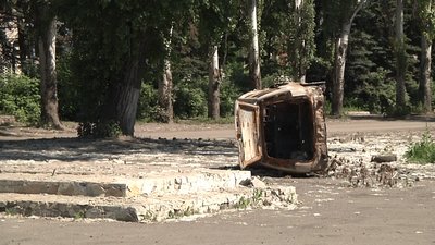 Згоріла автівка Часів Яр Донецька область обстріли Згоріла автівка Часів Яр Донецька область обстріли