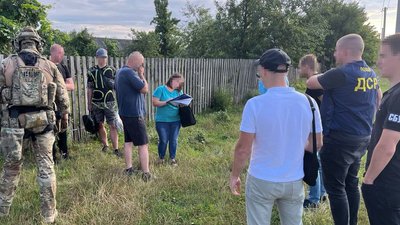 Виготовлені саморобним способом – на Житомирщині СБУ затримала чоловіка, який продавав неякісні бронежилети