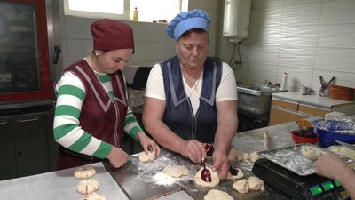 Працівниці пекарні виготовляють здобу з повидлом Працівниці пекарні виготовляють здобу з повидлом