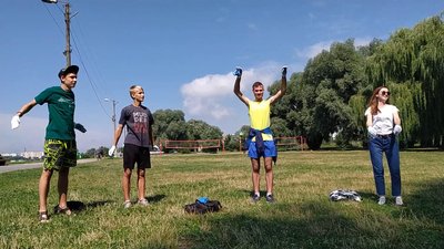 Розпочинають плогінг із розминки. Фото: Суспільне. Розпочинають плогінг із розминки. Фото: Суспільне.