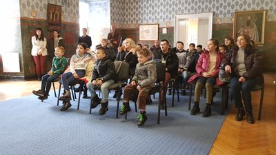 Дітям з інвалідністю показала виставу та провели екскурсію Ужгородським замком Дітям з інвалідністю показала виставу та провели екскурсію Ужгородським замком