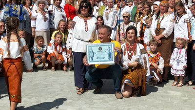 406 дівчат та жінок у гуцульських ґерданах. На Прикарпатті встановили новий рекорд України 406 дівчат та жінок у гуцульських ґерданах. На Прикарпатті встановили новий рекорд України