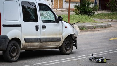 Дрон Рф і авто на вулиці у Херсоні
