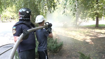 Підлітка з Харкова, який приніс води рятувальникам під час пожежі, покатали на літаку Підлітка з Харкова, який приніс води рятувальникам під час пожежі, покатали на літаку