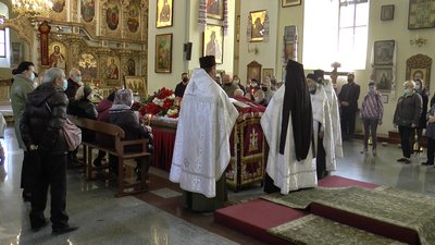 Ольгу Нікішину відспівують у Свято-Успенському соборі Ольгу Нікішину відспівують у Свято-Успенському соборі
