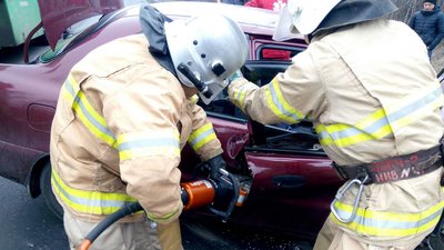 Рятувальники деблокують постраждалу із автівки Рятувальники деблокують постраждалу із автівки