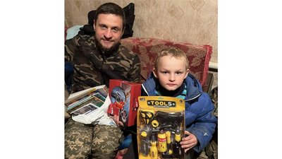 Книги, солодощі й іграшки. Франківці привітали з днем народження 7-річного Дмитрика, який живе неподалік фронту Книги, солодощі й іграшки. Франківці привітали з днем народження 7-річного Дмитрика, який живе неподалік фронту