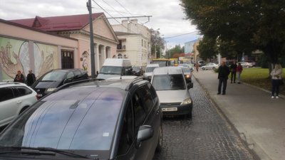 У Луцьку перекрили дорогу: лікарі проти перетворення пологового у коронавірусний шпиталь У Луцьку перекрили дорогу: лікарі проти перетворення пологового у коронавірусний шпиталь