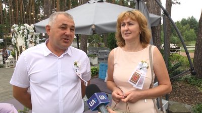 На Житомирщині молодята свої весільні подарунки передали малозабезпеченим родинам На Житомирщині молодята свої весільні подарунки передали малозабезпеченим родинам