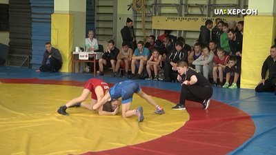 100 спортсменів у Херсоні виборюють звання кращого у вільній боротьбі