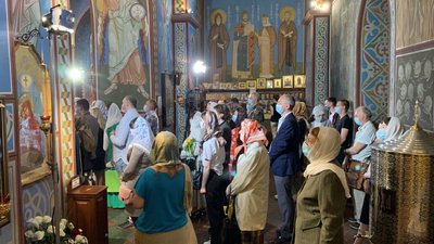 Цілують ікони та порушують дистанцію: у Києві на Трійцю проходять богослужіння