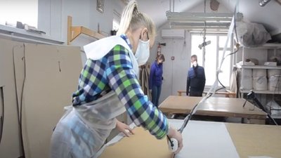 Захисні костюми для медиків безкоштовно шиють на меблевій фабриці на Тернопільщині Захисні костюми для медиків безкоштовно шиють на меблевій фабриці на Тернопільщині