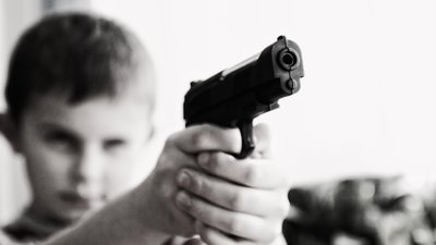 В Одеській області 10-річний хлопчик під час гри з пістолетом батька вистрелив в іншу дитину — поліція