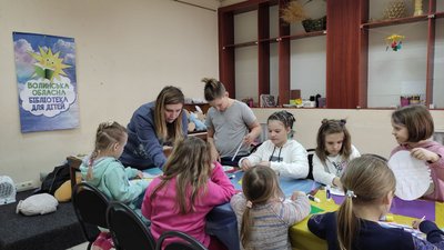 Переселенка з Бучі проводить мистецькі майстеркласи для дітей у Луцьку Переселенка з Бучі проводить мистецькі майстеркласи для дітей у Луцьку