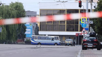 У центрі Луцька чоловік забарикадувався в автобусі та захопив заручників, фото: УНІАН У центрі Луцька чоловік забарикадувався в автобусі та захопив заручників, фото: УНІАН