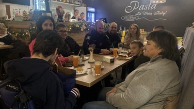 В Ужгороді нацгварідієць освідчився речниці Нацполіції В Ужгороді нацгварідієць освідчився речниці Нацполіції