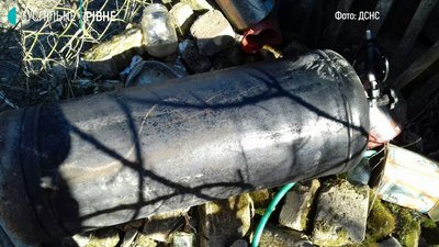 На Рівненщині під час пожежі рятувальники запобігли вибуху газових балонів На Рівненщині під час пожежі рятувальники запобігли вибуху газових балонів