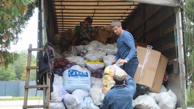Більше 35 тонн гуманітарної допомоги жителям Ізюма передала Вільшанська громада Житомирщини Більше 35 тонн гуманітарної допомоги жителям Ізюма передала Вільшанська громада Житомирщини