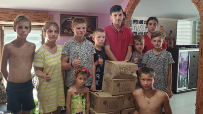 Родини з Миколаєва, які виховують дітей-сиріт, отримали продовольчі набори