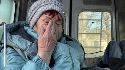 Люди прибувають до транзитного центру, щоб евакуюватися з прифронтових громад