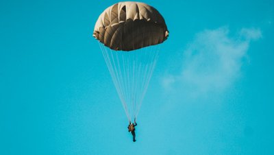 "Це адреналін. Буває люди не пам'ятають стрибка" — тренер зі стрибків з парашута "Це адреналін. Буває люди не пам'ятають стрибка" — тренер зі стрибків з парашута