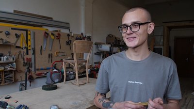 Працівник реставраційної майстерні Валентин Рябець Працівник реставраційної майстерні Валентин Рябець