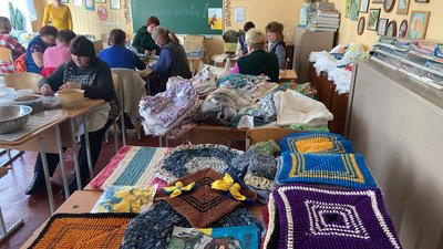 У полтавській школі волонтери шиють амуніцію та готують вітамінні суміші для військових У полтавській школі волонтери шиють амуніцію та готують вітамінні суміші для військових