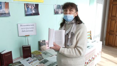 Волонтери з Дніпра привезли 30 книжок про історію України до Вільнянська Волонтери з Дніпра привезли 30 книжок про історію України до Вільнянська