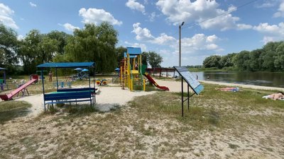 Місце відпочинку біля річки Удай на вулиці Незалежності Місце відпочинку біля річки Удай на вулиці Незалежності