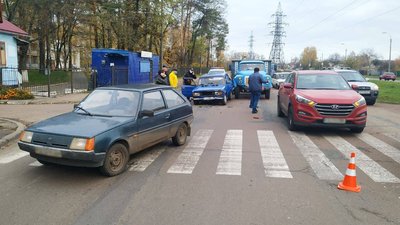 У Чернігові водій вантажівки спричинив ДТП за участі чотирьох автівок У Чернігові водій вантажівки спричинив ДТП за участі чотирьох автівок
