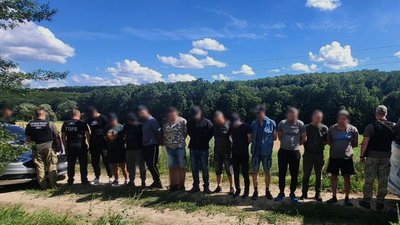 Правоохоронці затримали два автомобілі з 10 чоловіками призовного віку