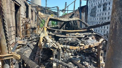 Пожежу на СТО під Харковом загасили: шість машин згоріли, три пошкоджені