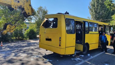 В Одесі вантажний кран влетів у маршрутку. Нетверезого водія затримала поліція