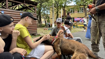 "Підіймають настрій і знімають стрес". У кропивницькому центрі реабілітації дітям допомагають собаки-терапевти "Підіймають настрій і знімають стрес". У кропивницькому центрі реабілітації дітям допомагають собаки-терапевти