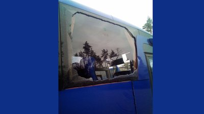 Розбите лобове і бокове скло автобуса. Розбите лобове і бокове скло автобуса.